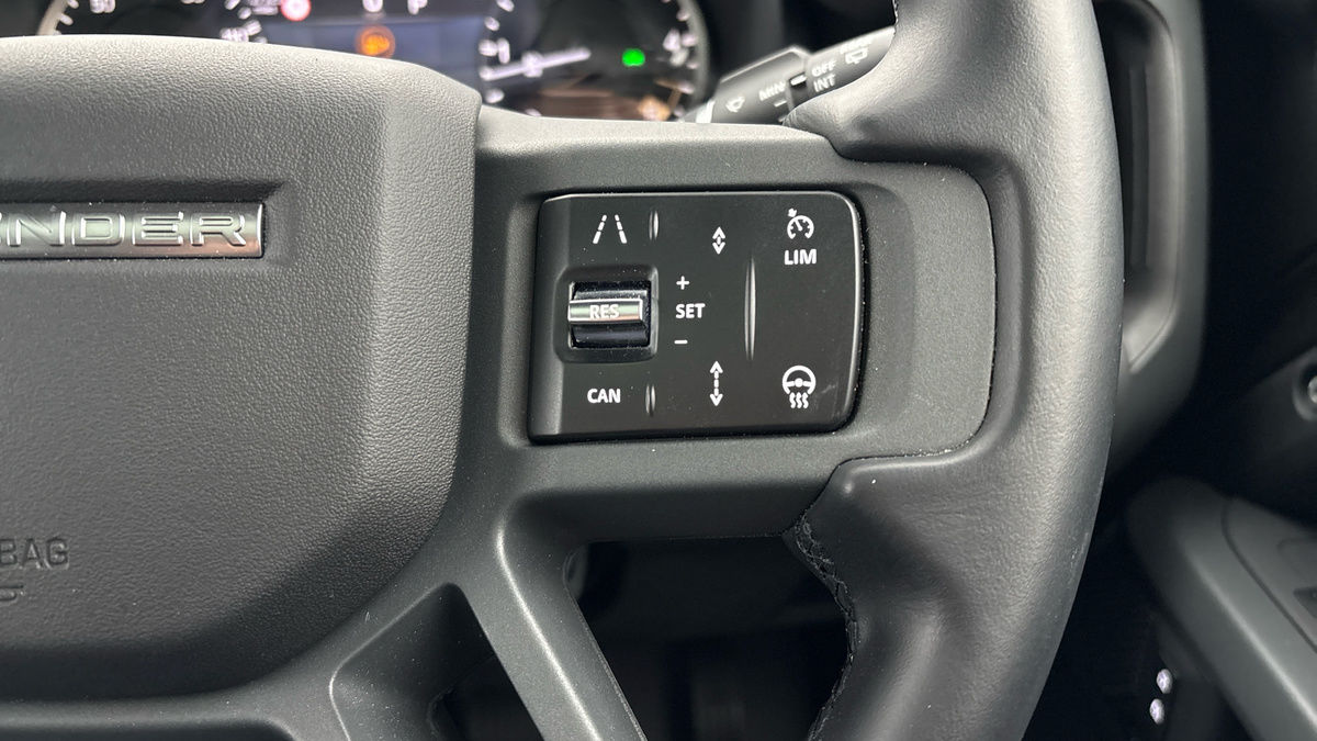 Land Rover Defender 110 Image 14