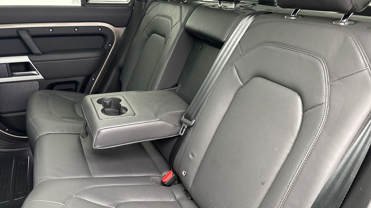 Land Rover Defender 110 Image 9