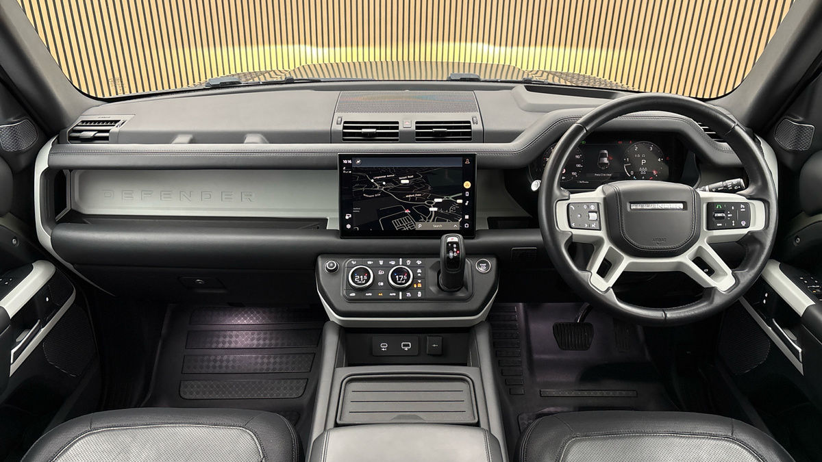 Land Rover Defender 110 Image 12