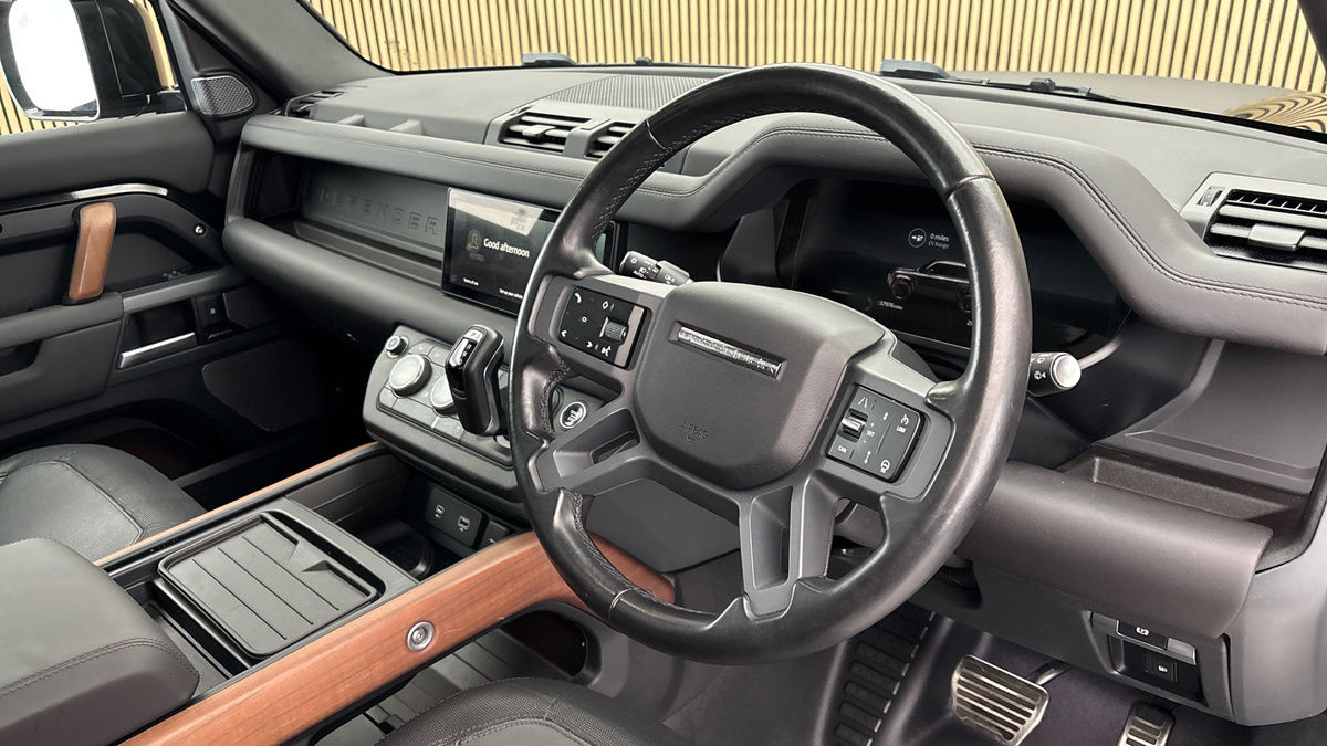 Land Rover Defender 110 Image 5
