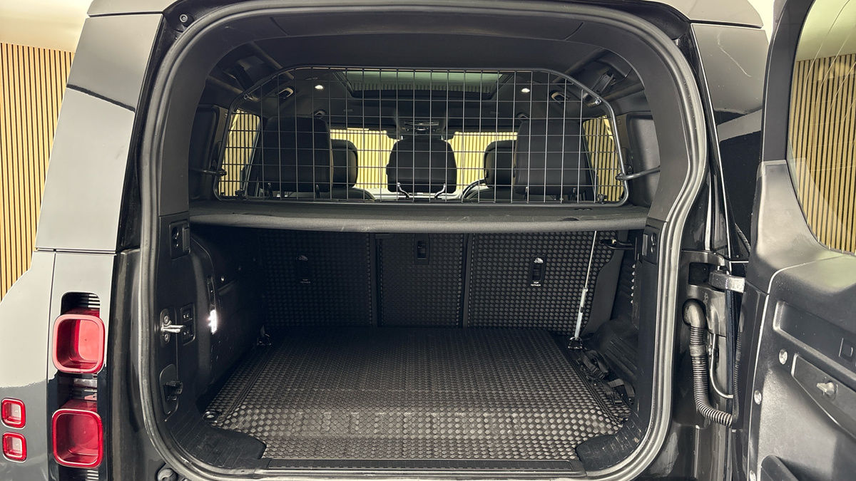 Land Rover Defender 110 Image 11