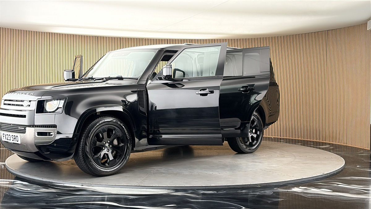 Land Rover Defender 130 Image 22