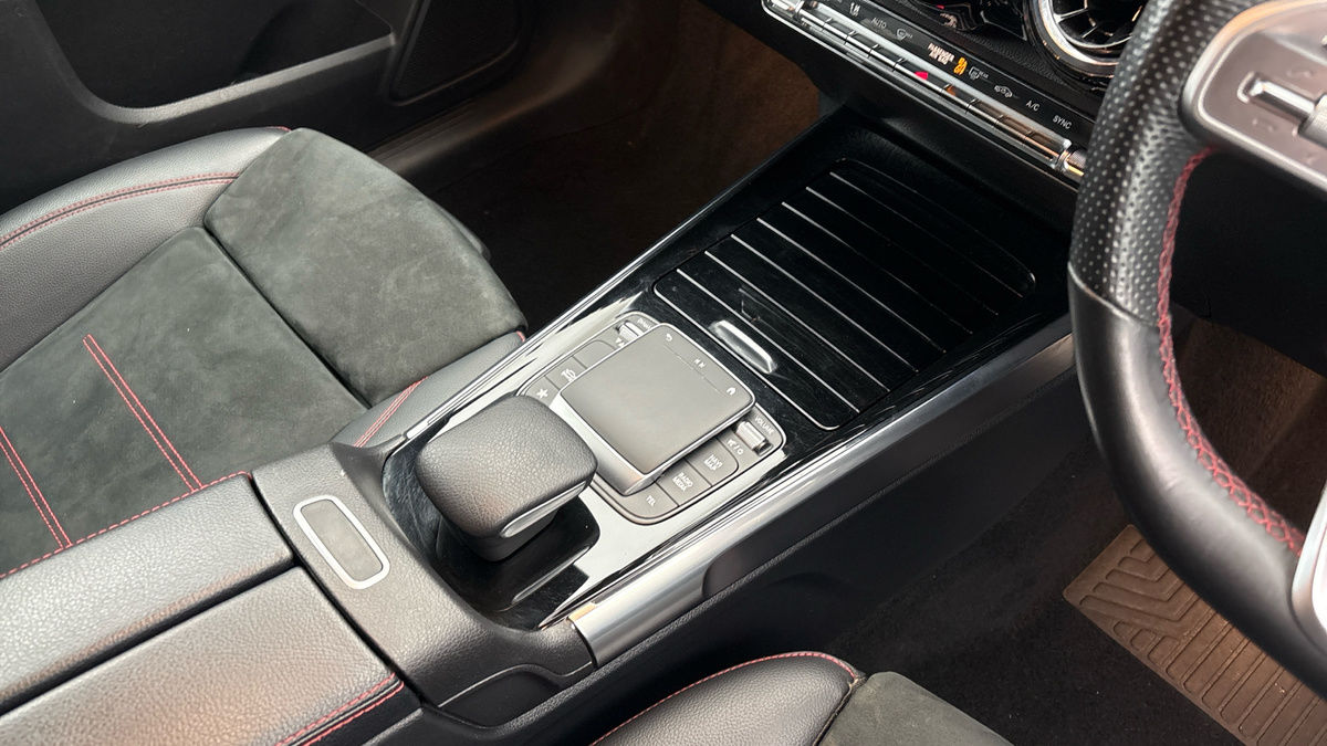 Mercedes-Benz GLB Image 18