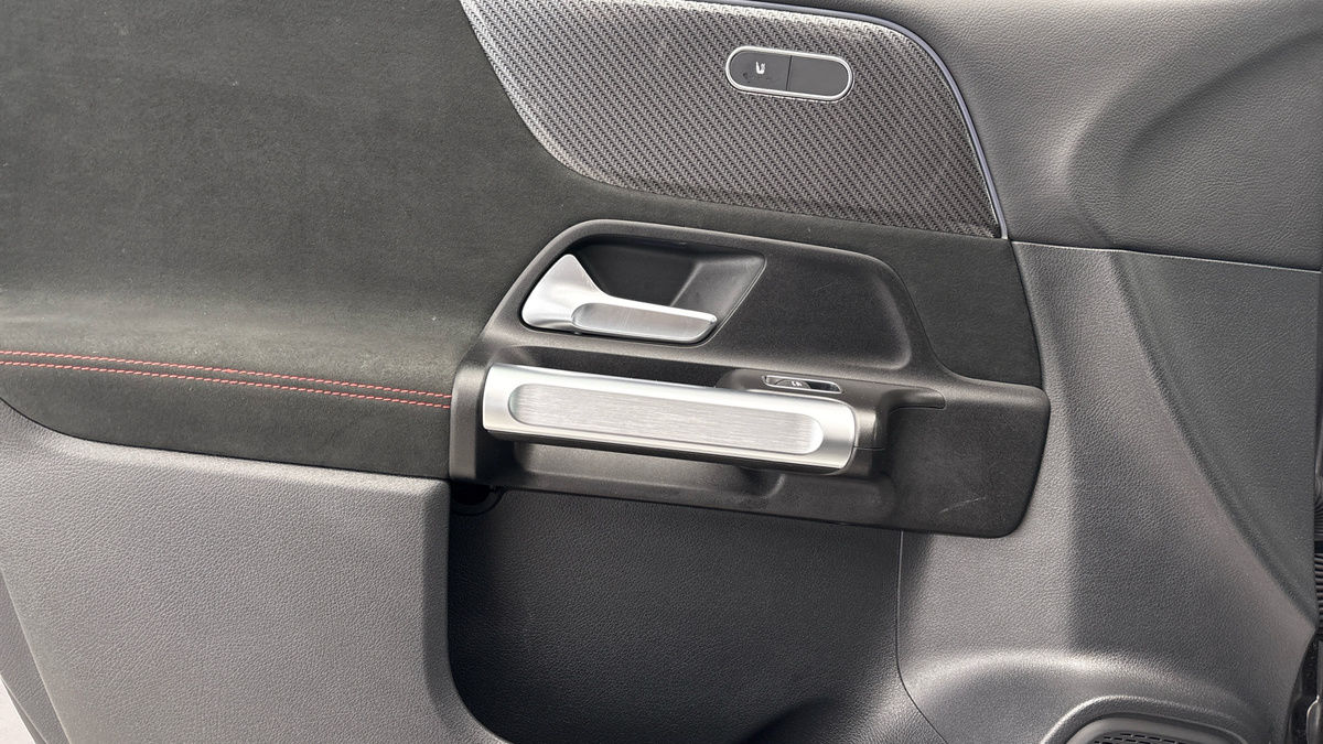 Mercedes-Benz GLB Image 19