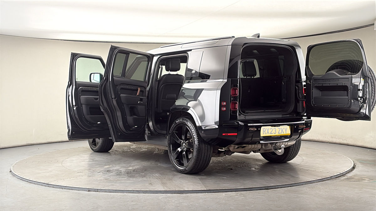 Land Rover Defender 110 Image 23