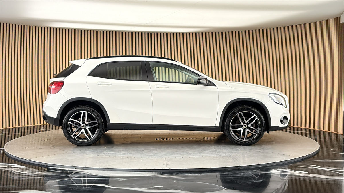 Mercedes-Benz GLA Image 16