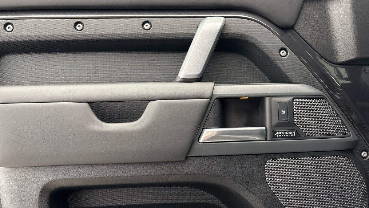 Land Rover Defender 110 Urban Image 19