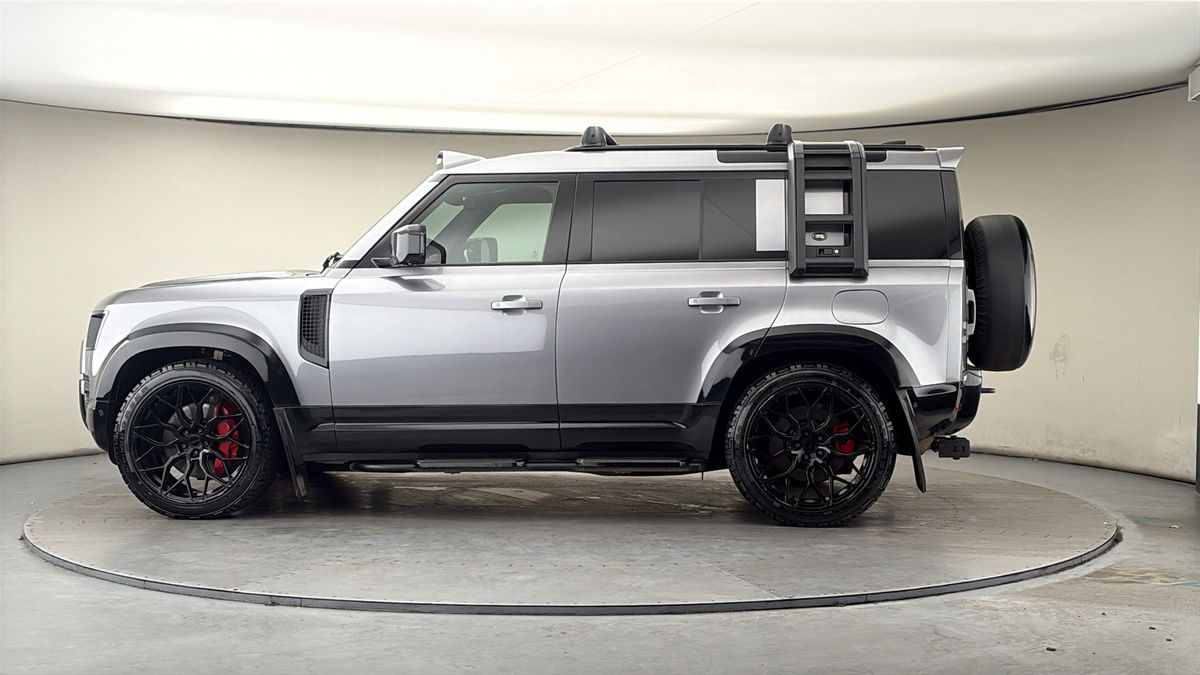 Land Rover Defender 110 Image 15