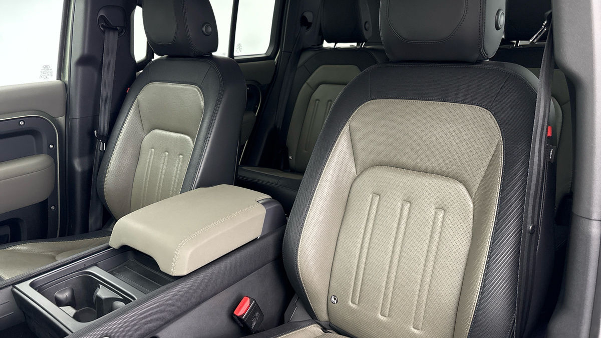 Land Rover Defender 110 Image 7