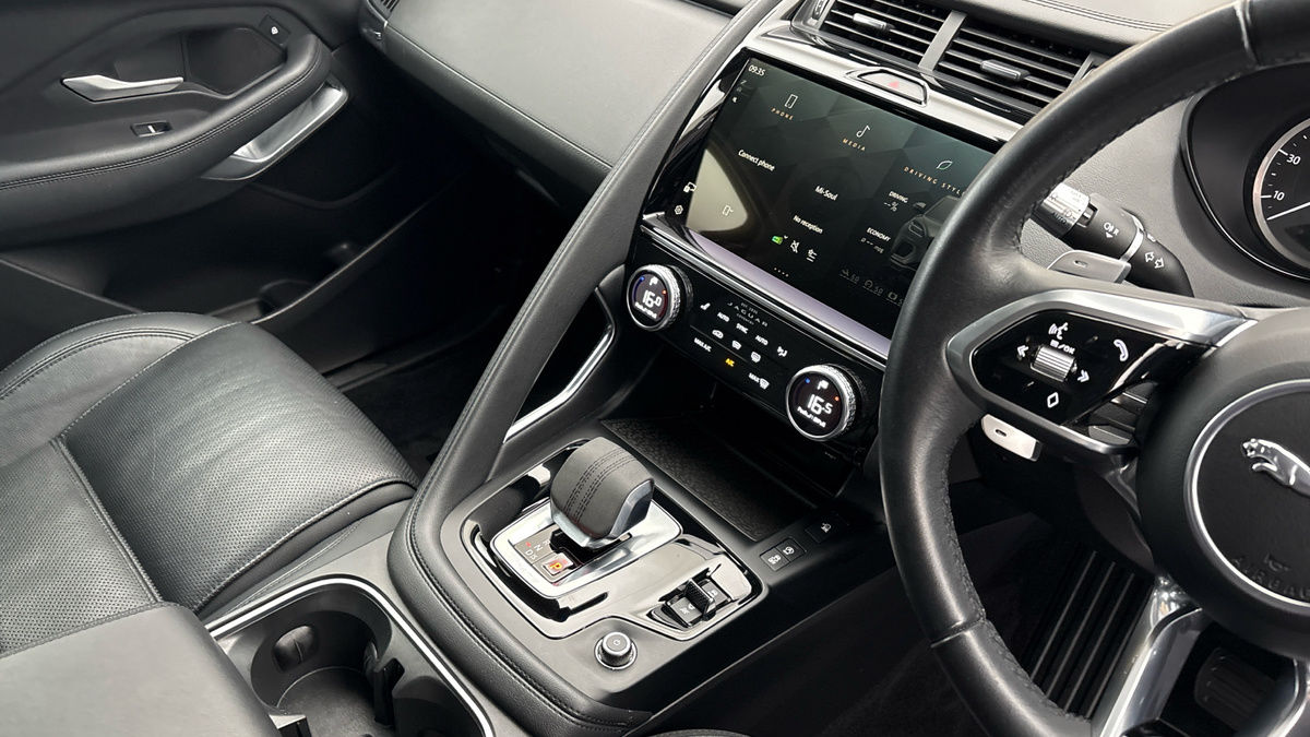 Jaguar E-PACE Image 18