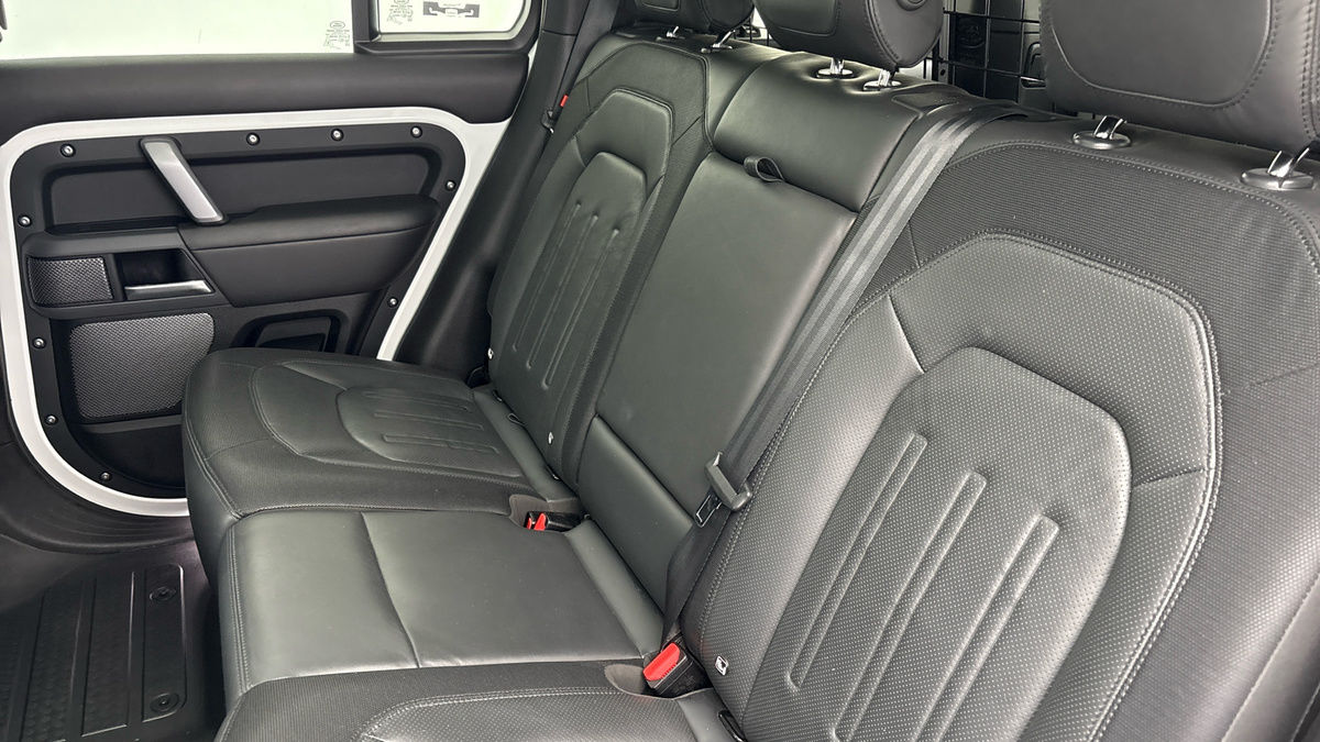 Land Rover Defender 110 Image 8