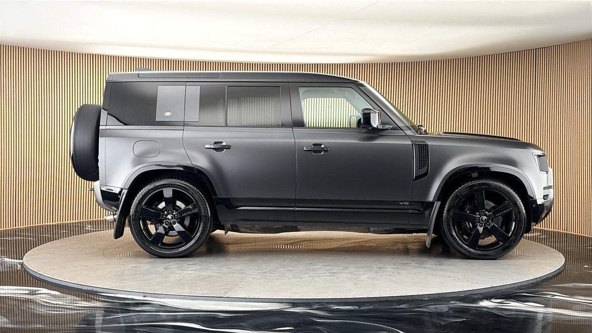 Land Rover Defender 110 Image 16