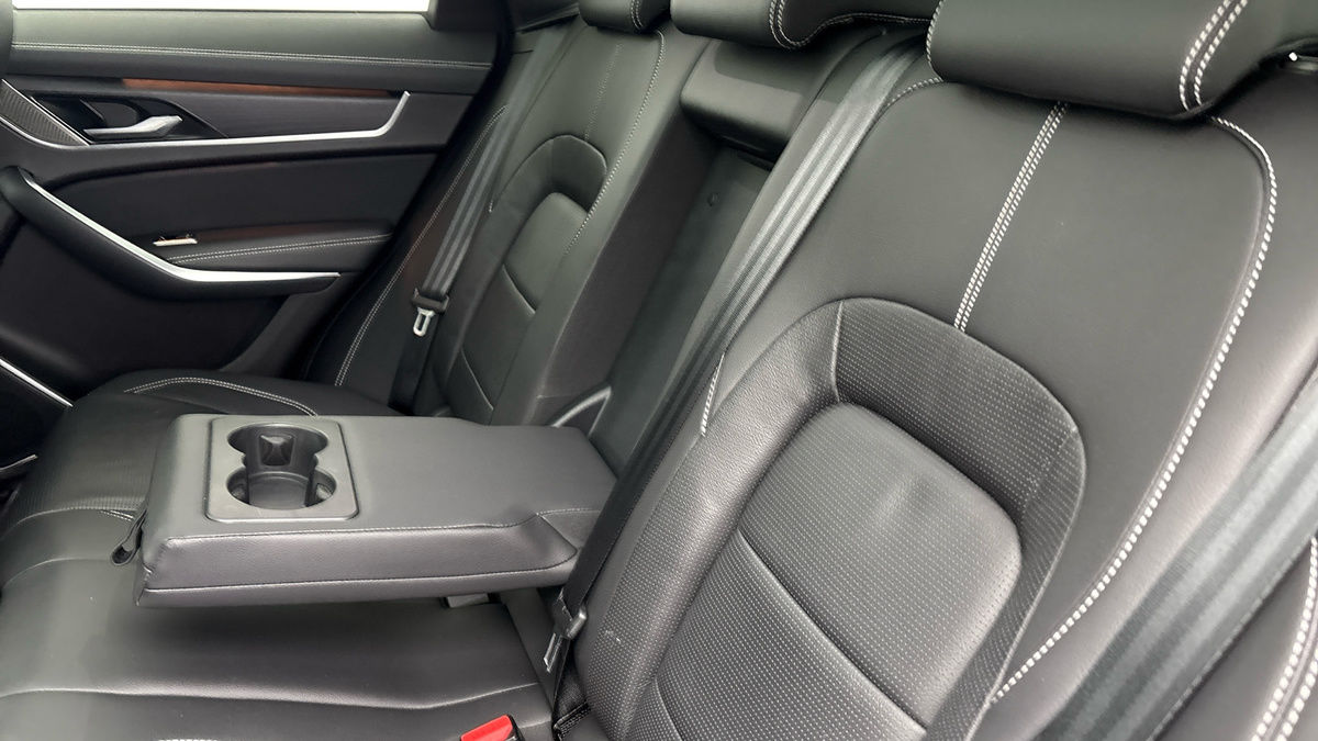 Jaguar F-PACE Image 9