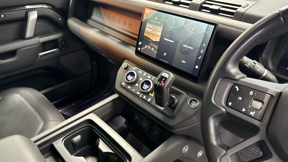 Land Rover Defender 110 Image 18