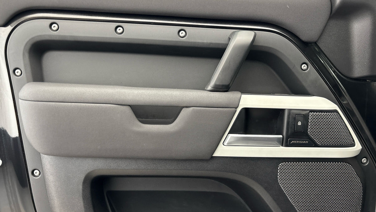 Land Rover Defender 110 Image 19