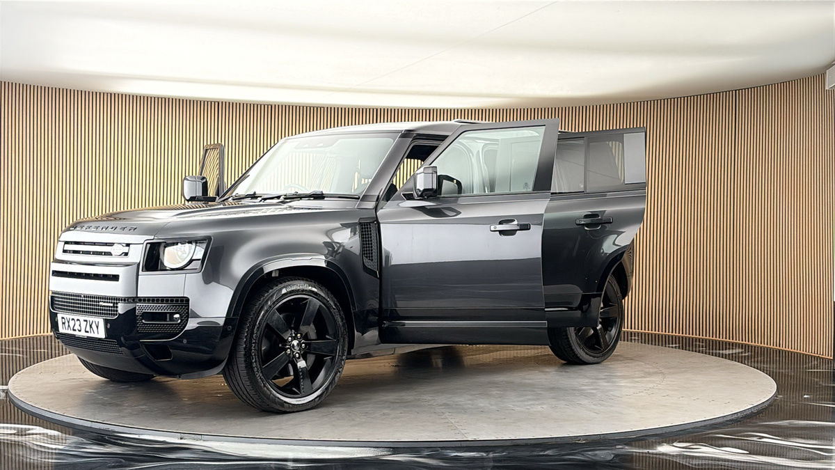 Land Rover Defender 110 Image 22