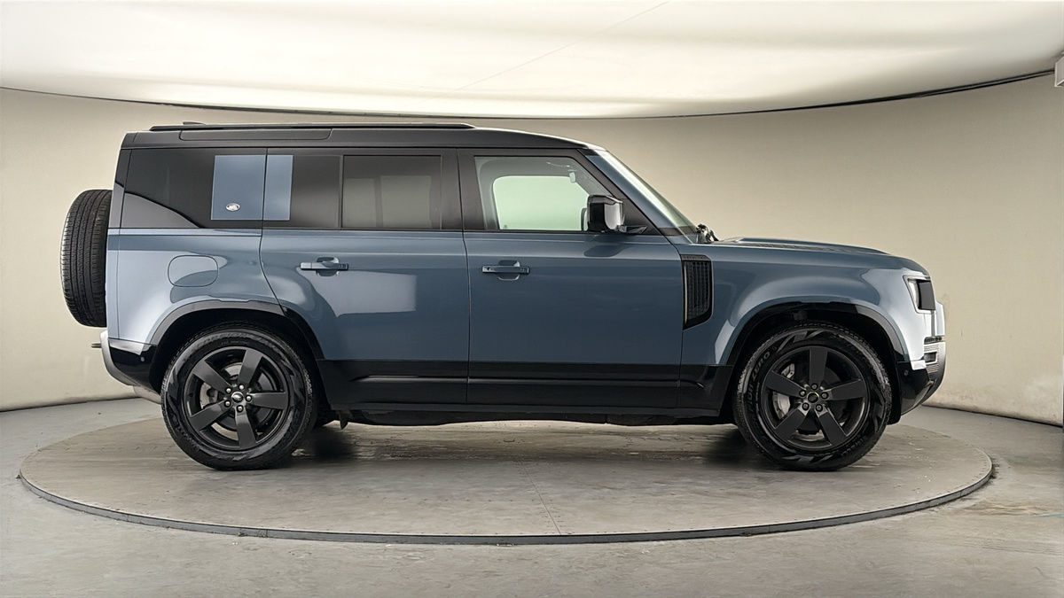 Land Rover Defender 110 Image 16