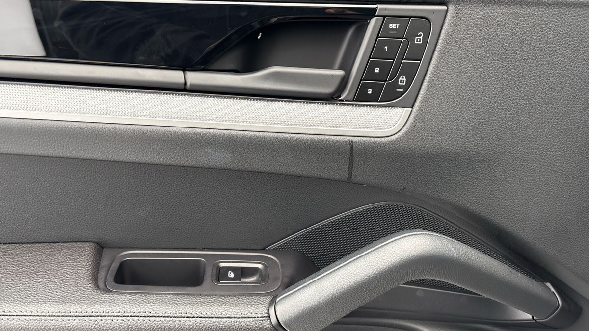 Porsche Cayenne Image 19