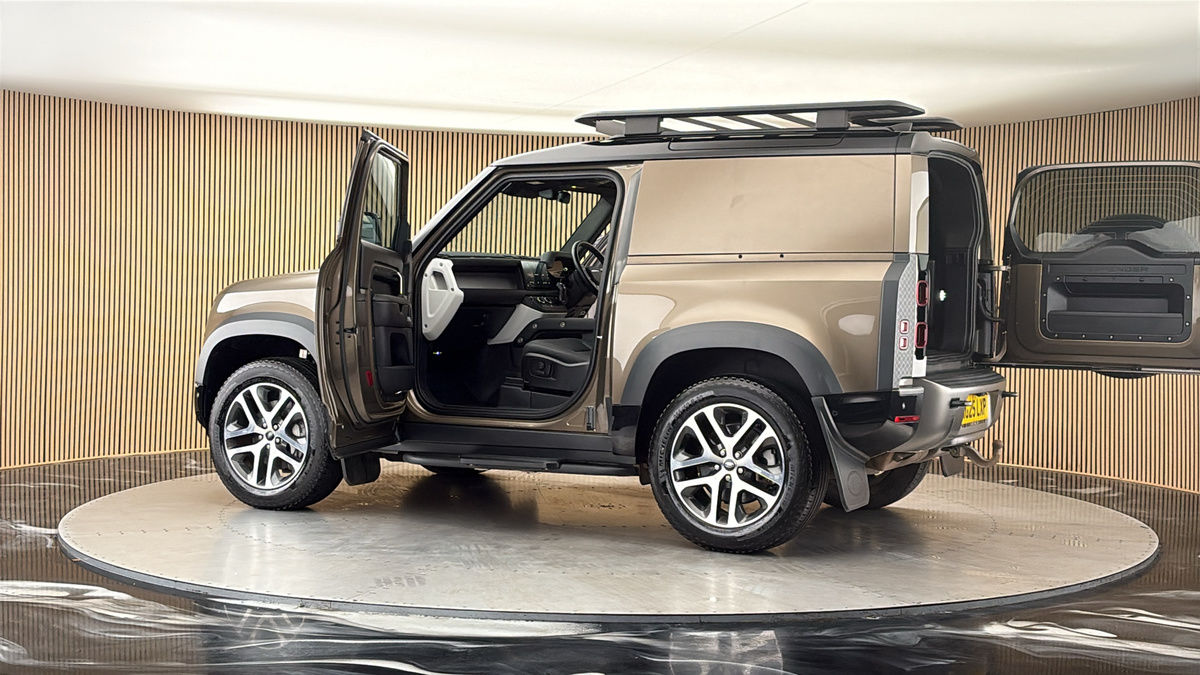 More views of Land Rover Defender 90