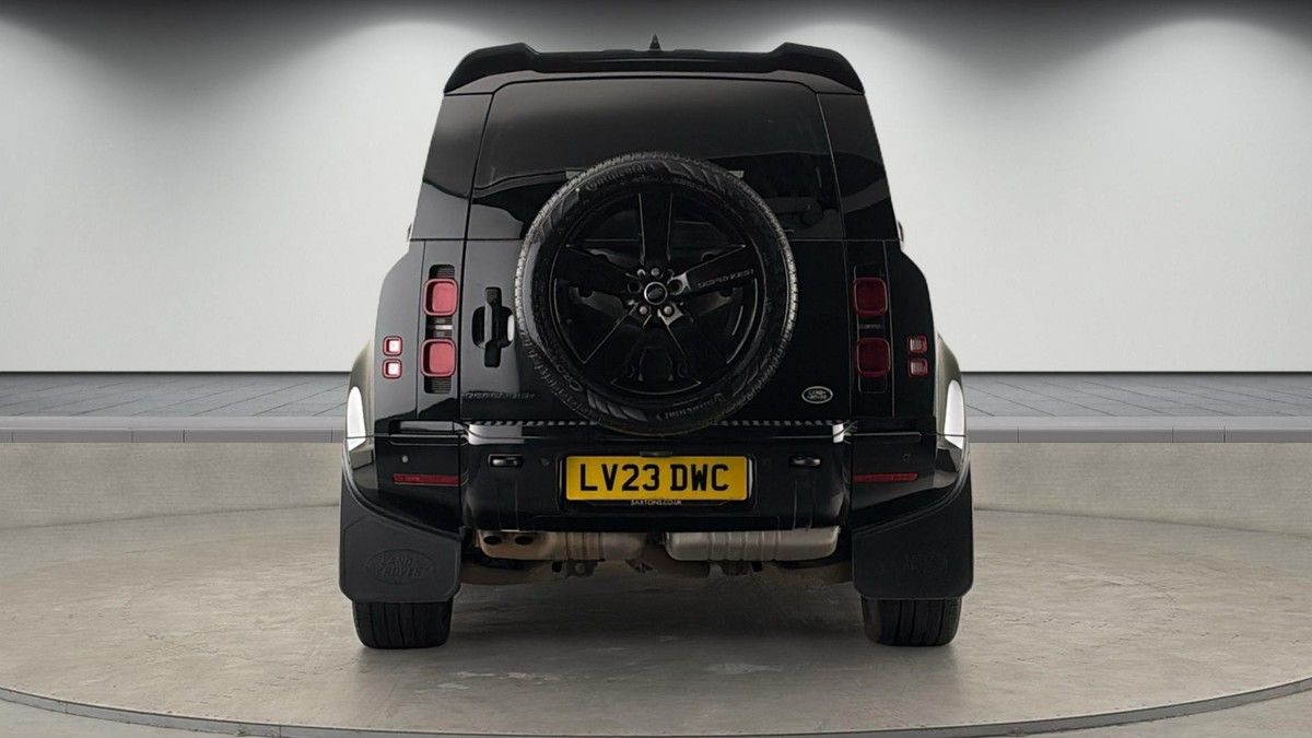 Land Rover Defender 110 Image 4
