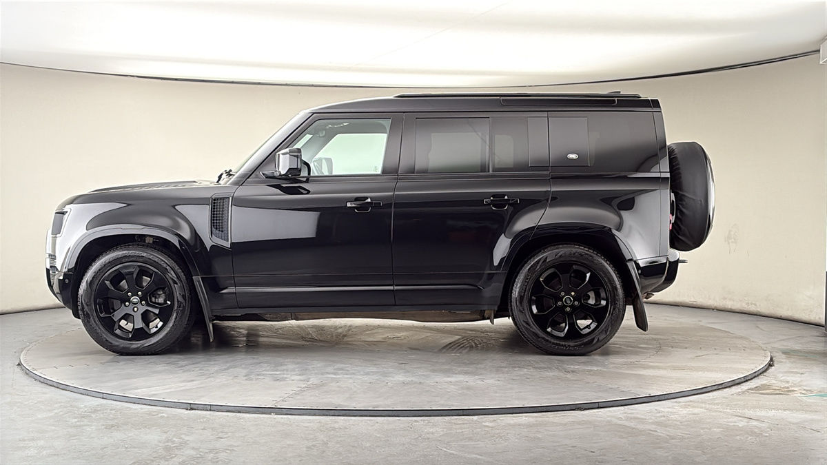 Land Rover Defender 110 Image 15