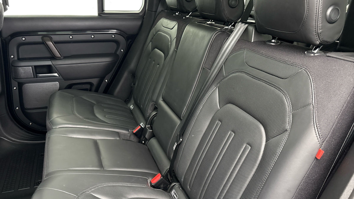 Land Rover Defender 110 Image 8