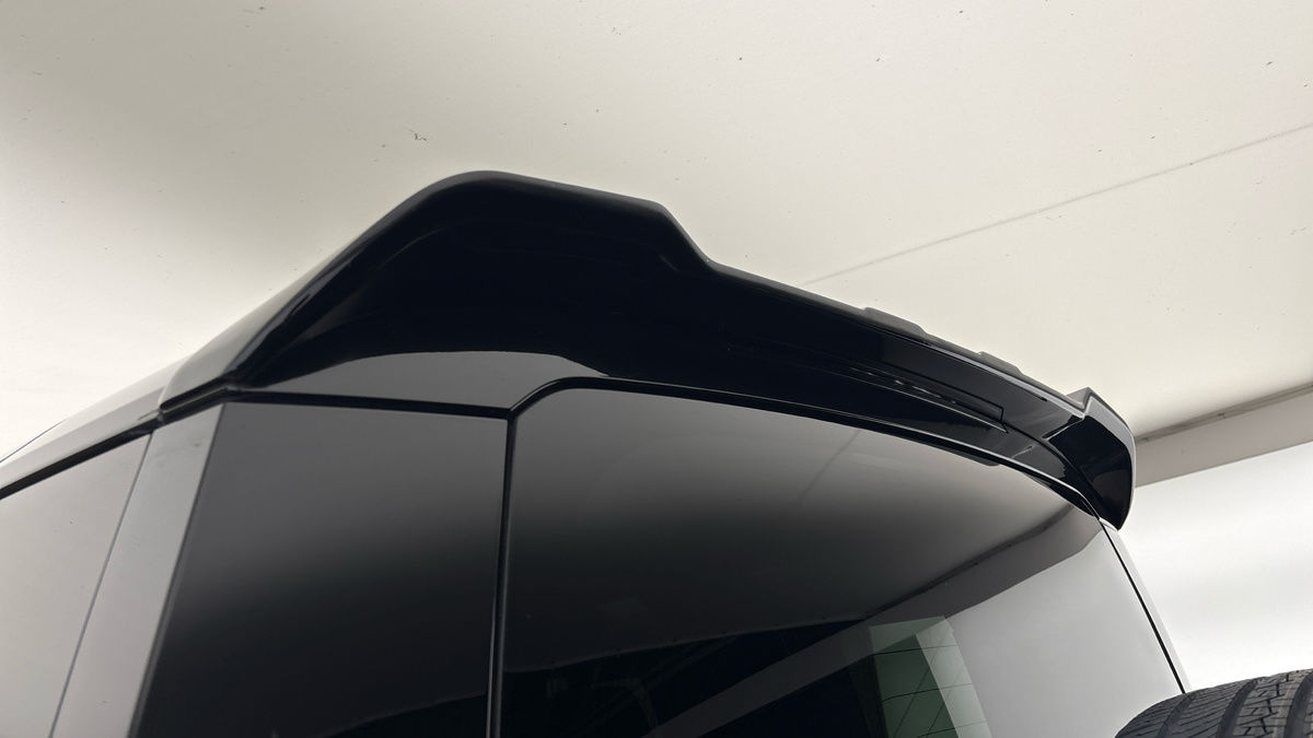 Land Rover Defender 110 Image 32