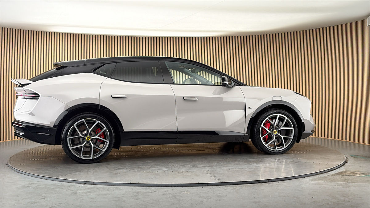 More views of Lotus Eletre