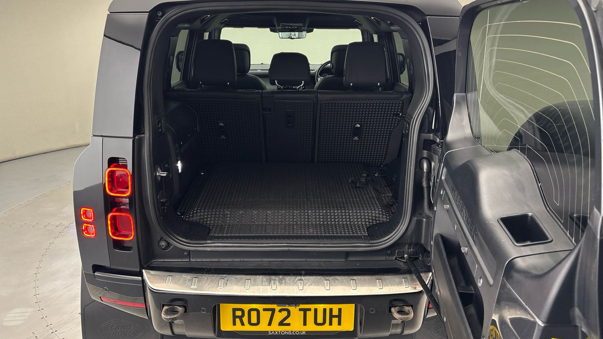 Land Rover Defender 110 Image 11