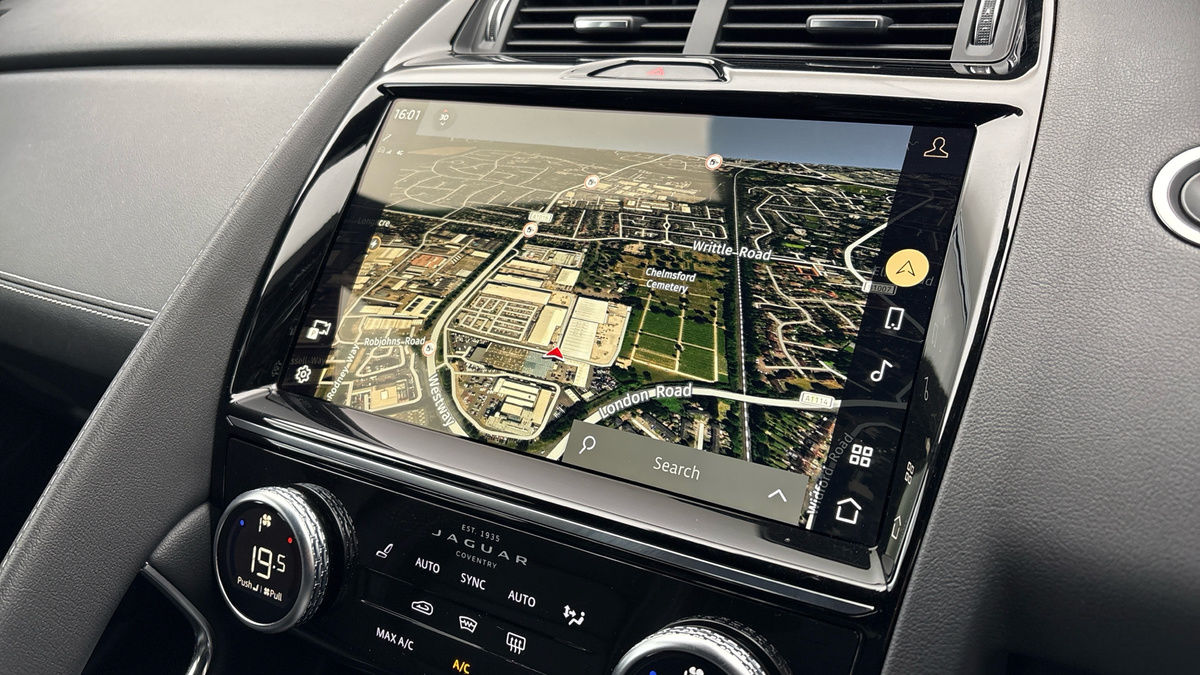 Jaguar E-PACE Image 17