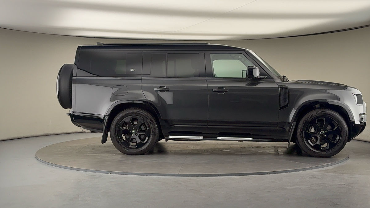 Land Rover Defender 130 Image 16