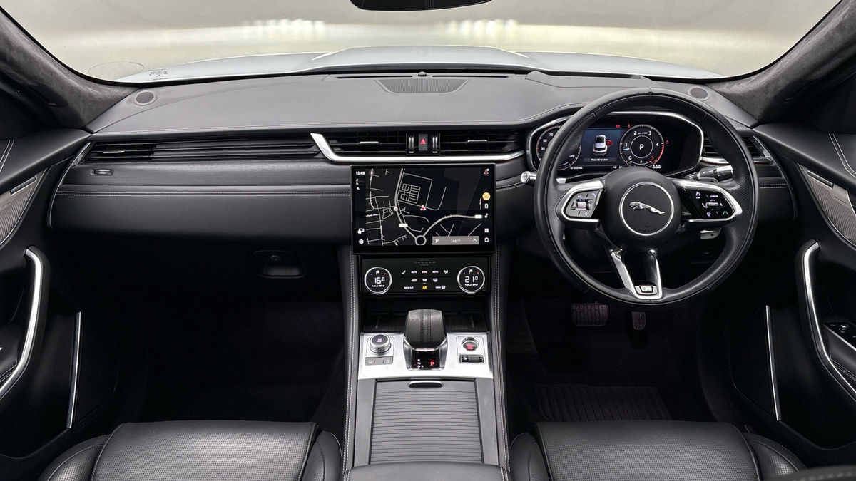 Jaguar F-PACE Image 12