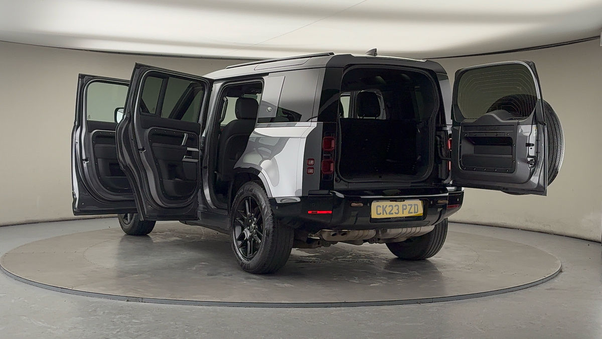 Land Rover Defender 110 Image 23