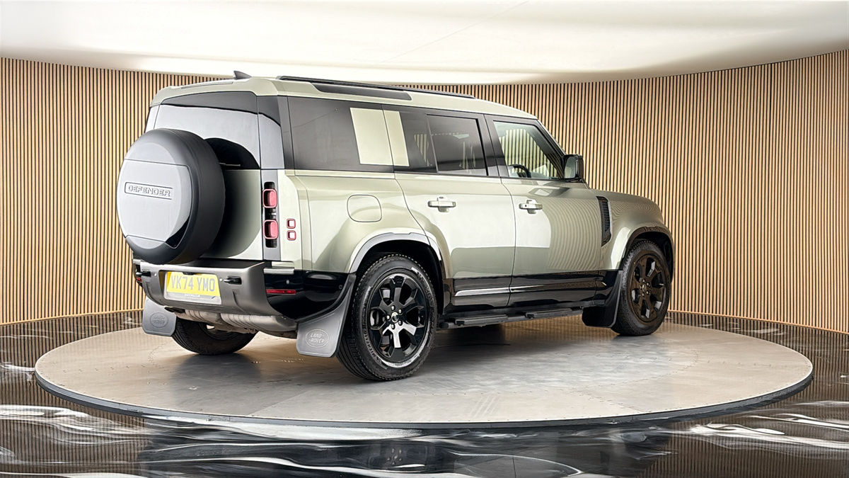 Land Rover Defender 110 Image 21