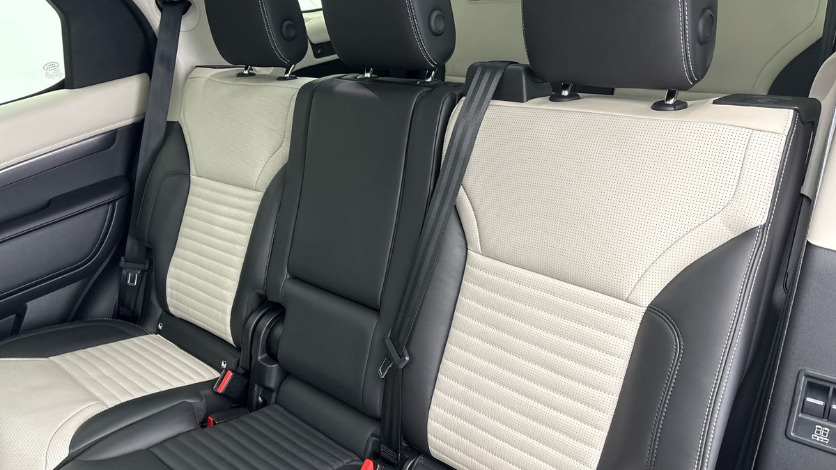Land Rover Discovery Image 8