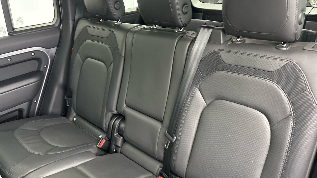 Land Rover Defender 110 Image 8