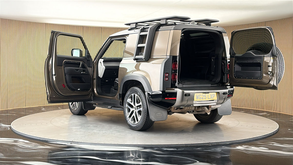 Land Rover Defender 90 Image 23