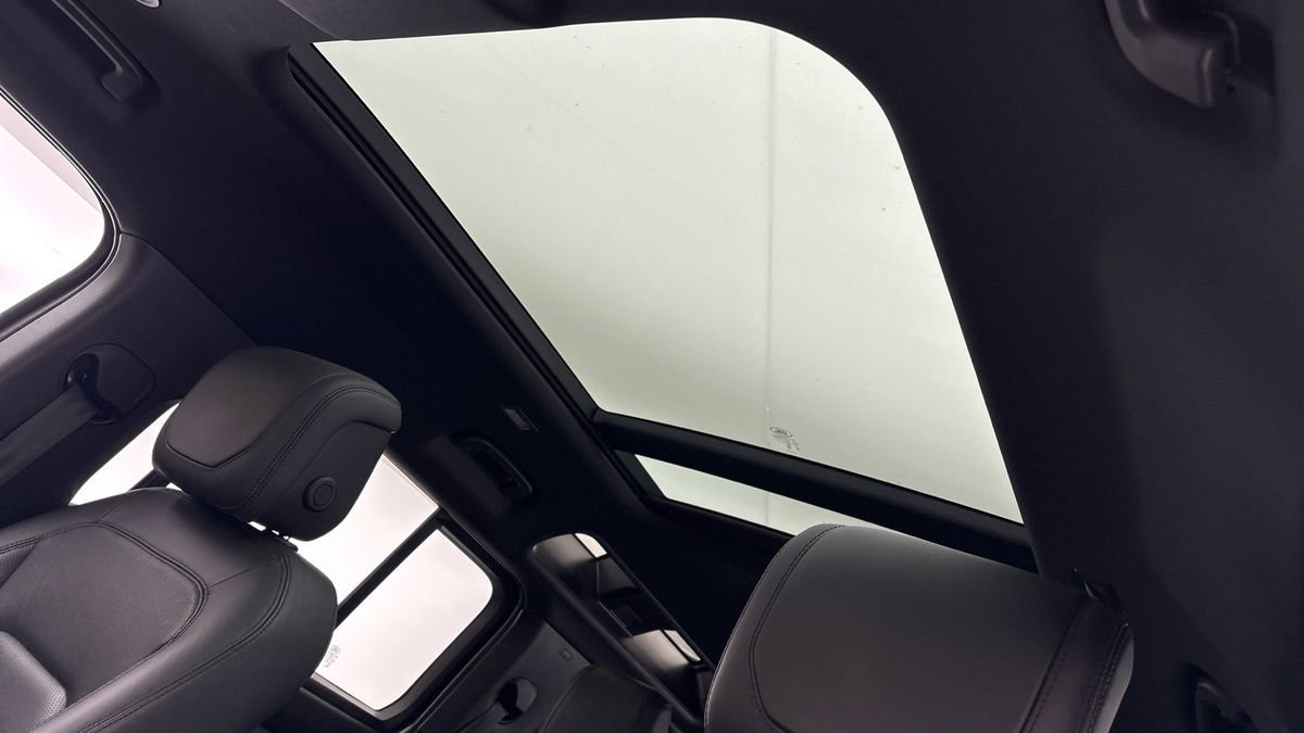 Land Rover Defender 110 Image 6