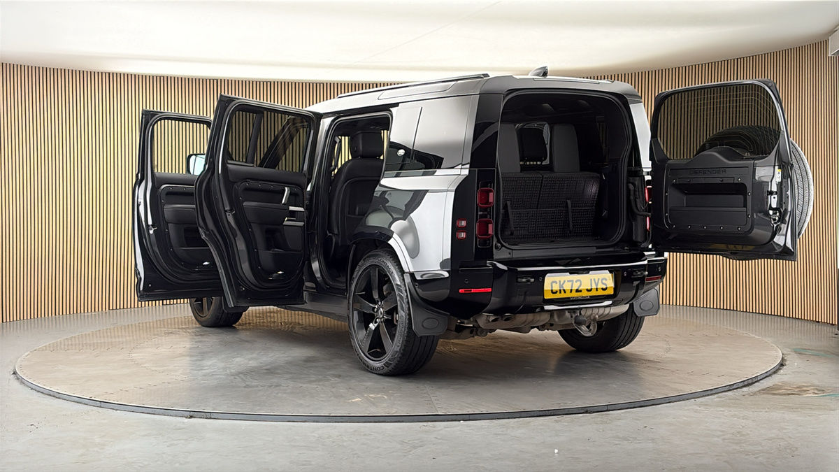 Land Rover Defender 110 Image 23