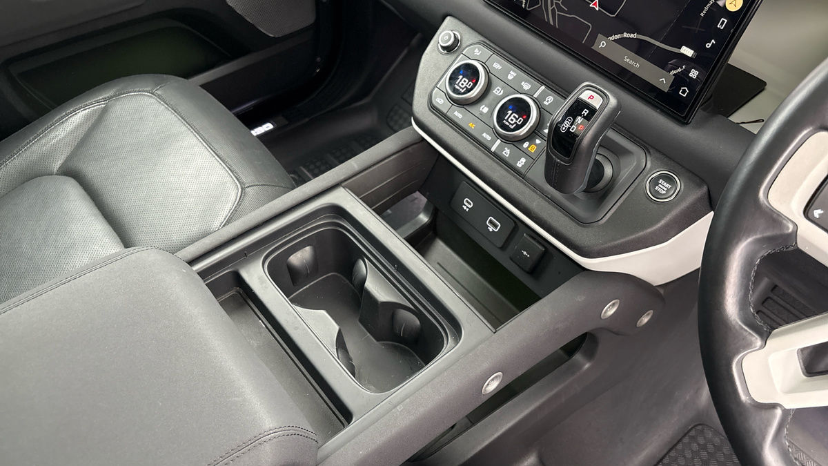 Land Rover Defender 130 Image 18