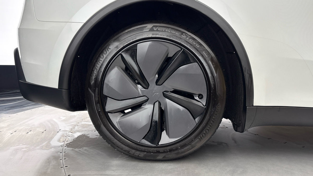 Tesla Model Y Image 10