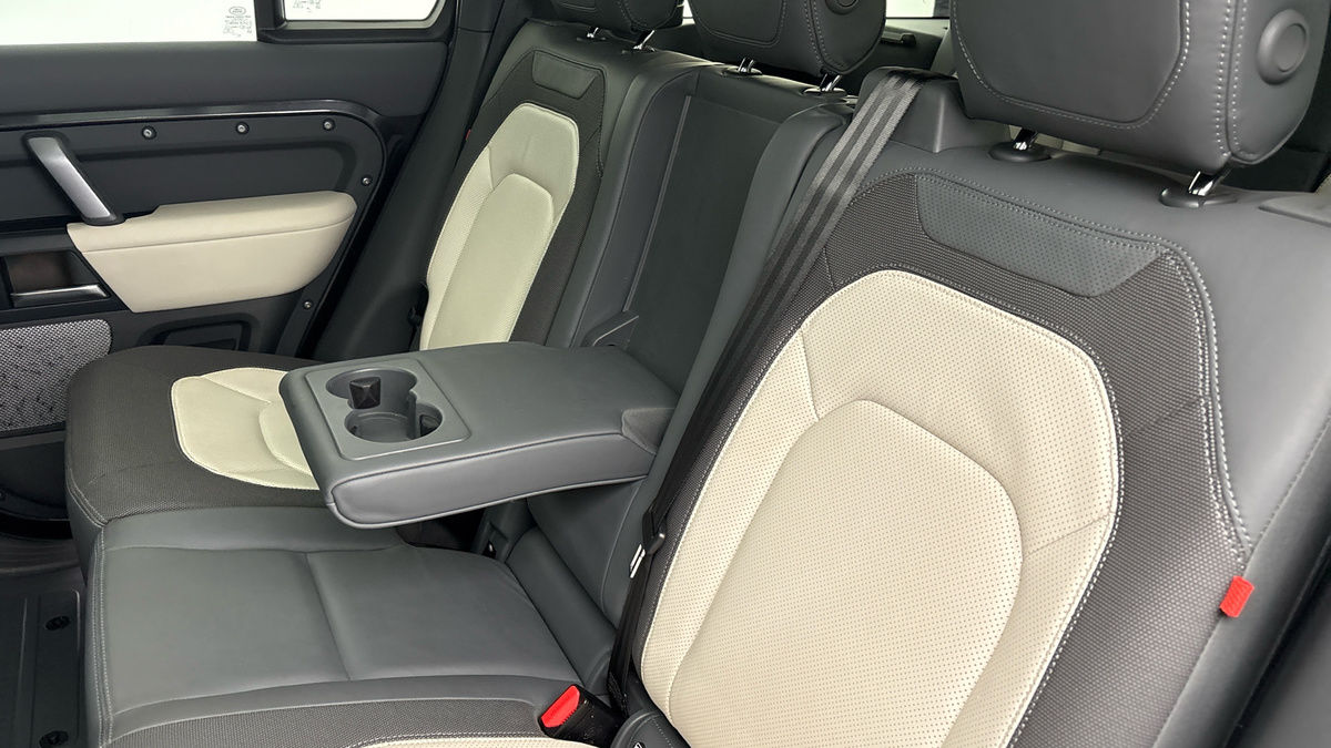 Land Rover Defender 130 Image 9