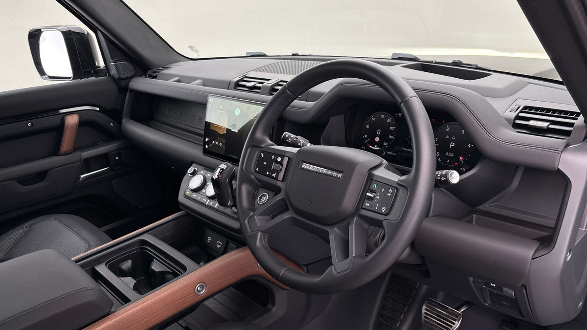 Land Rover Defender 110 Image 5
