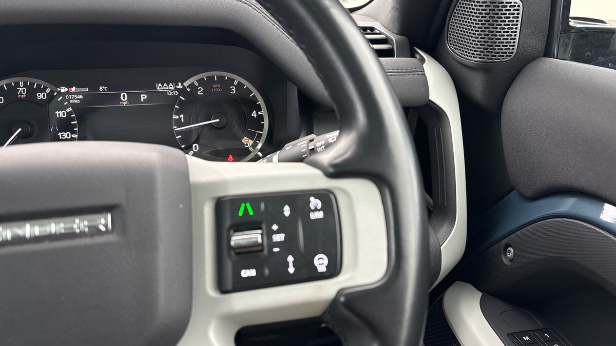 Land Rover Defender 110 Image 14