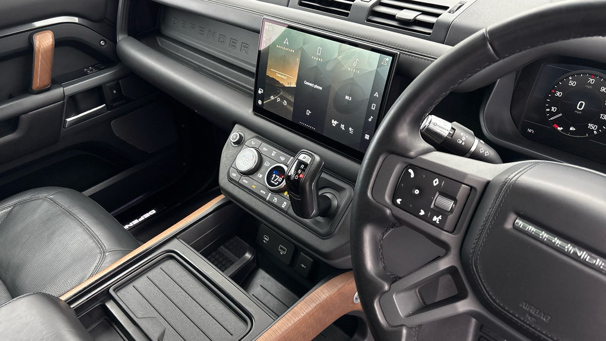 Land Rover Defender 110 Image 18