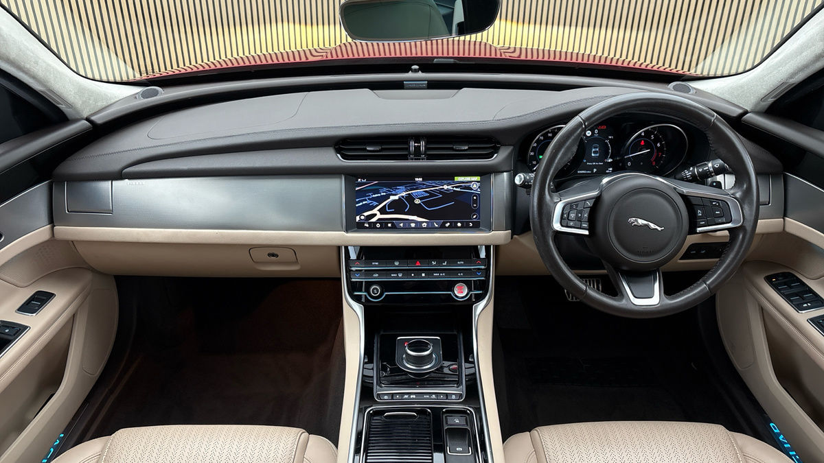 Jaguar XF Image 12