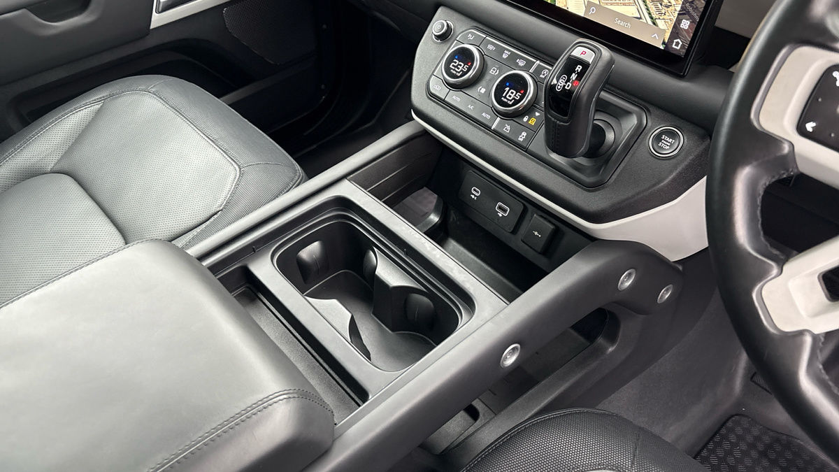 Land Rover Defender 90 Image 24