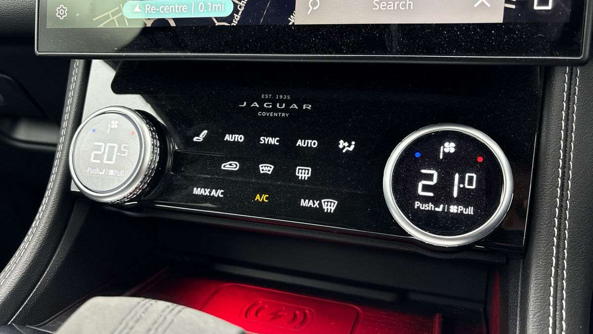 Jaguar F-PACE Image 27