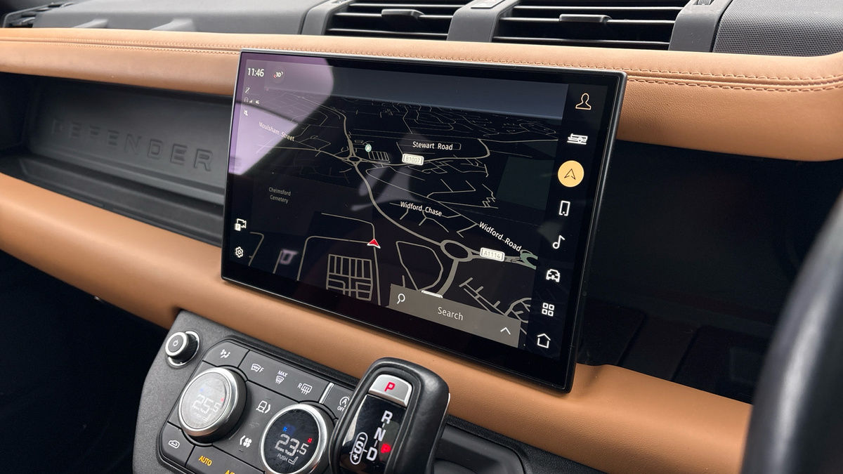 Land Rover Defender 110 Image 17