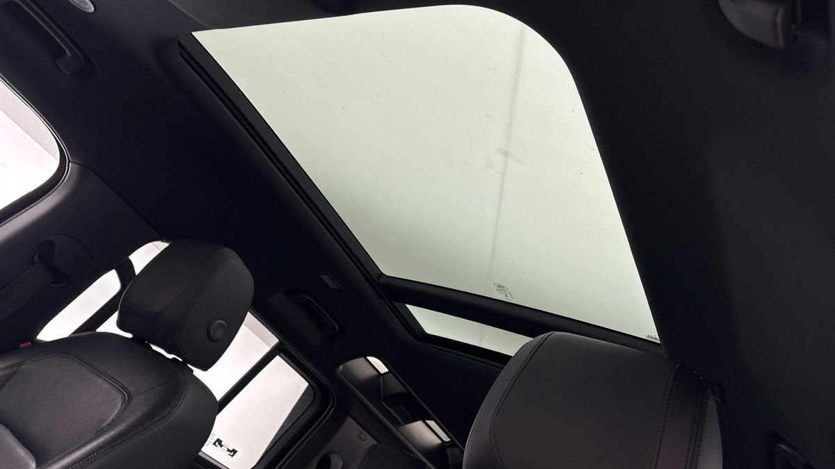 Land Rover Defender 110 Image 6